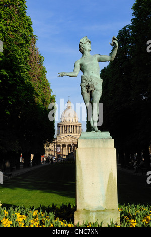 Frankreich, Paris, griechischen Schauspieler von Charles Arthur Bourgeois am Jardin du Luxembourg mit dem Pantheon im Hintergrund Stockfoto