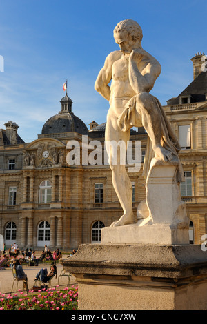 Frankreich, Paris, Jardin du Luxembourg (Jardin du Luxembourg), Statue, Marius darstellt steht auf den Ruinen von Karthago durch Stockfoto