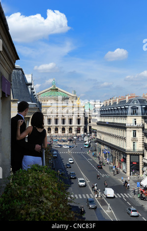 Frankreich, Paris, Avenue de l ' Opera, Liebhaber auf dem Balkon ihrer Suite im Hotel Edouard 7 mit Opera Garnier (erbaut 1875) in Stockfoto