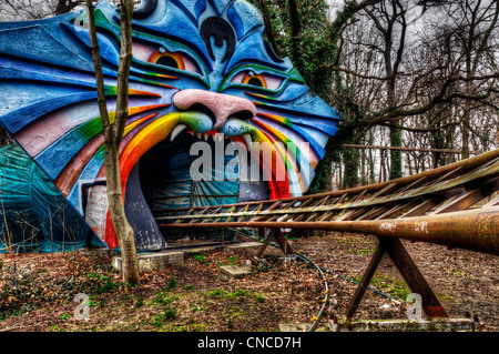 Eine verlassene Achterbahn auf der Kirmes im Treptower Park (aka Spreepark) in ex-Ostberlin Stockfoto