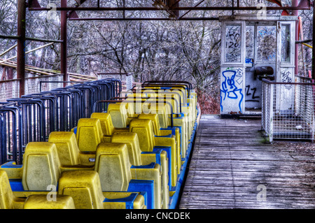 Eine verlassene Achterbahn-Zug in der Kirmes im Treptower Park (aka Spreepark) in ex-Ostberlin Stockfoto