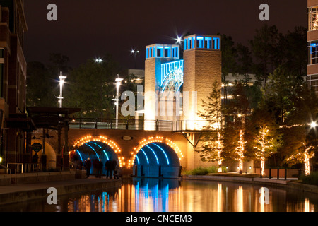 Weihnachtslichter bei Nacht auf dem Woodlands Waterway in den Woodlands, Texas. Stockfoto