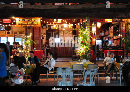 Restaurant bei Nacht, Sisavangvong Road, Luang Prabang, der Provinz Luang Prabang, Laos Stockfoto