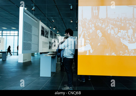 Im Inneren des Museums der Topographie des Terrors in Berlin Stockfoto