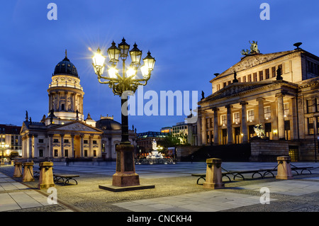 Deutscher Dom und das Opernhaus am Gendarmenmarkt in Berlin bei Nacht Stockfoto