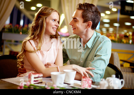 Eine junge Brautpaar mit Mittagessen im café Stockfoto