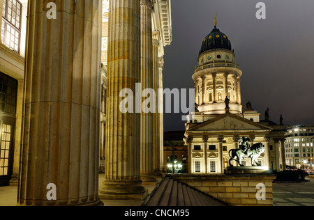 Dem französischen Dom genommen von den Stufen des Opernhauses am Gendarmenmarkt in Berlin bei Nacht Stockfoto