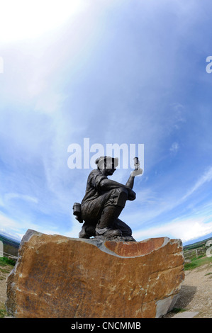 Bronze-Denkmal eines Bergmanns hochhalten einer Davy-Sicherheitsleuchte zu Ehren der Kohlebergwerke in Nottinghamshire. Stockfoto