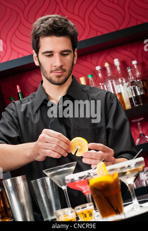 Gut aussehend Barmann Professional bei noblen Bar zu Cocktails Stockfoto