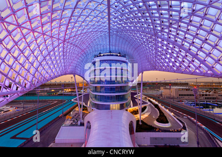 Abu Dhabi, Yas Viceroy Hotel in der Abenddämmerung Stockfoto