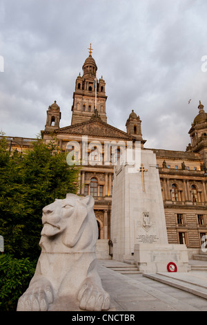 Löwen-Statue vor der City Chambers, George Square, Glasgow, Schottland. Stockfoto