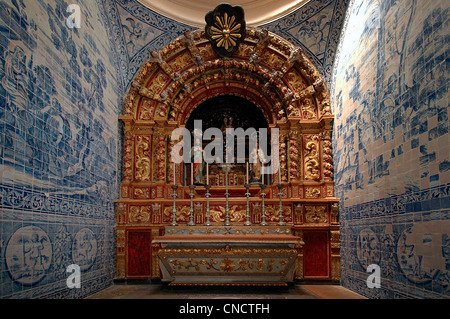 Bemalte Zinn - Glasierte keramische Fliesen Dekoration Azulejos einen Altar innen Se Velha Kathedrale in der Altstadt von Faro an der Algarve die südlichste Region von Portugal Stockfoto