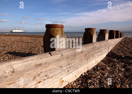 Kiesstrand mit Buhne und Eastbourne Pier in der Ferne, Eastbourne, East Sussex, England, UK Stockfoto