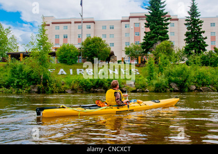 Männlichen Paddler paddeln die Chena River in Fairbanks, Alaska Interior, Sommer Stockfoto