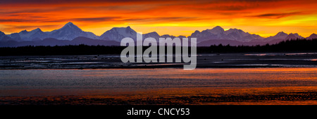 Sonnenuntergang hinter den Bergen Fairweather mit Salmon River Delta in den Vordergrund, Glacier Bay Nationalpark, Alaska Stockfoto