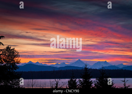 Fairweather Berge gesehen von Bartlett Cove bei Sonnenuntergang, Glacier Bay Nationalpark & zu bewahren, südöstlichen Alaska, Sommer Stockfoto