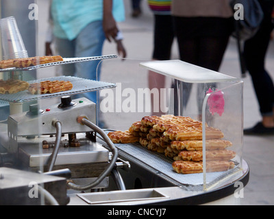 Belgische Waffeln sind ein beliebter Snack in Brüssel, wo sie in den Straßen verkauft werden. Stockfoto