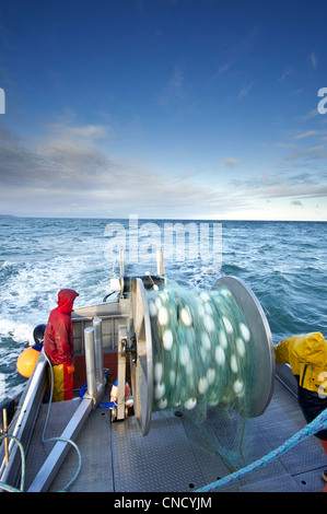 Die Crew wirft den ersten Satz von einem Schleppnetz in Ugashik Bucht, Region Bristol Bay, Südwest-Alaska, Sommer Stockfoto