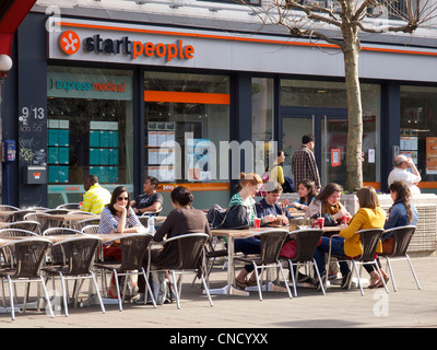 Start Menschen Arbeitsagentur mit Menschen draußen zu sitzen, in Brüssel, Belgien Stockfoto