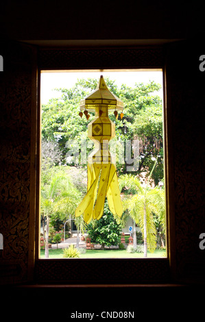 gelbe Laterne im Fenster, Wat Pra singen Tempel, Chiang Mai, Thailand Stockfoto