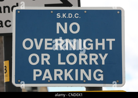 Keine Übernachtung oder LKW Parkplatz Schild Stockfoto