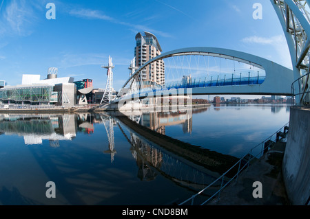 Millennium (Lowry) Steg, Salford Quays, Manchester, England, UK. Mit einem ultra-Weitwinkel fisheye-Objektiv aufgenommen. Stockfoto