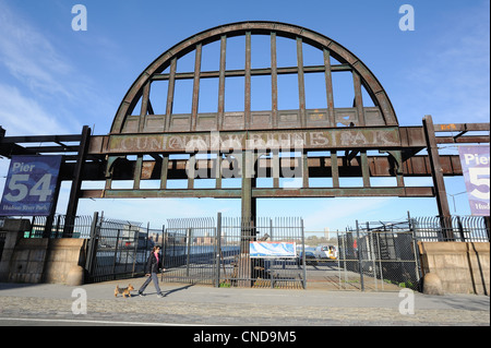 Verblasste Farben in den Bogen am Pier 54 auf dem Hudson River in der Nähe von 13. St. in Manhattan sagt "Cunard White Star Line." Stockfoto