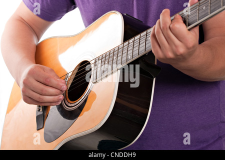 Nahaufnahme von einem mans Hände Geklimper und elektrische Akustikgitarre isoliert auf einem weißen Hintergrund. Stockfoto