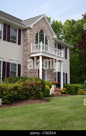 Eine moderne benutzerdefinierte gebaute Luxus-Haus in einer Wohngegend. Diese Oberschicht nach Hause ist ein sehr schön angelegten Grundstück. Stockfoto