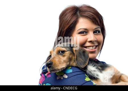 Ein junger Tierarzt hält eine süßen Mischling Beagle Yorkie Hund isoliert auf weißem Hintergrund mit Textfreiraum. Stockfoto