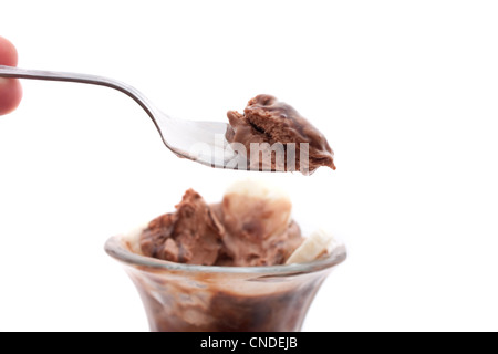 Löffel Eis oder Sorbet und einem Eisbecher Gericht isoliert auf einem weißen Hintergrund. Stockfoto