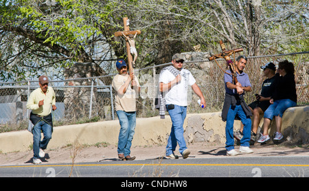 Pilger tragen Kreuze auf dem Weg nach Chimayo Sanctuary, New Mexico, während der Osterwoche. Stockfoto