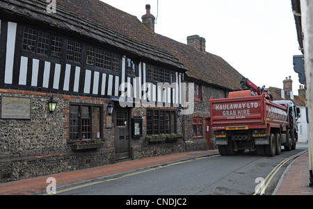 Lastwagen fahren durch die engen Straßen in dem kleinen Dorf Touristenort in East Sussex UK Stockfoto