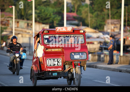 Motor Taxi Tuk Tuk mit Passagieren. Tagbilaran, Bohol Island, Bohol, Central Visayas, Philippinen, Südostasien, Asien Stockfoto