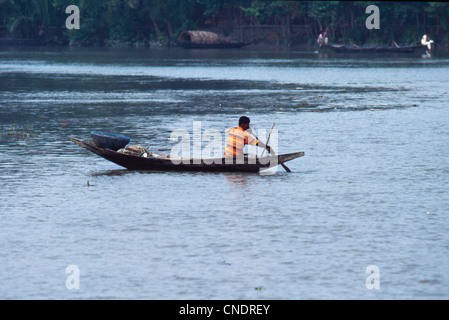 Der Verkehr im Fluss Padma (Ganges) und Jamuna River (Brahmaputra) ist reich und wichtig für das tägliche Leben von Bangladesch Stockfoto