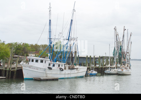 Garnelen-Boote angedockt am Shem Creek in der Nähe von Charleston, South Carolina, Vereinigte Staaten Stockfoto