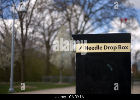 London, Ontario, Kanada - 12. April 2012. Ein Radweg in London Ontario hat eine Needle Drop Box für Drogenkonsumenten. Stockfoto