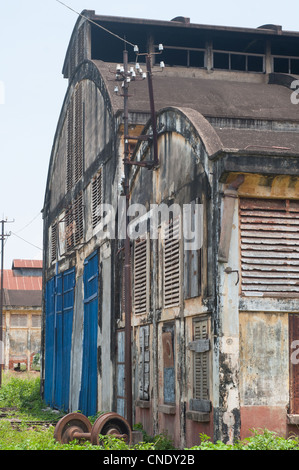 Der alten Lokomotivhalle an einem verlassenen Bahnhof in Battambang, Kambodscha. Stockfoto