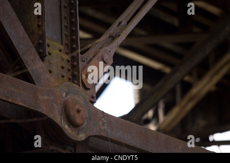 London Ontario, Kanada - 12. April 2012. Eisen-Trellesing der Bahn-Unterführung in London Ontario Kanada. Stockfoto