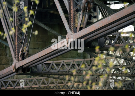 London Ontario, Kanada - 12. April 2012. Eisen-Trellesing der Bahn-Unterführung in London Ontario Kanada. Stockfoto