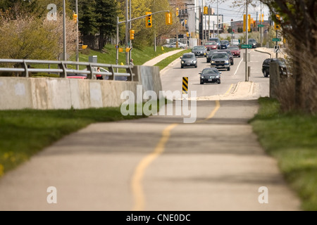 London Ontario, Kanada - 12. April 2012. Ein Radweg in London Ontario scheint Ende die Straße beginnt. Stockfoto