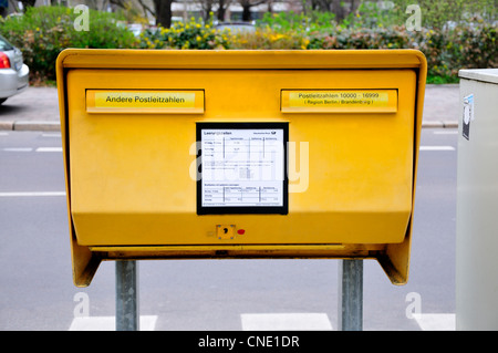 Berlin, Deutschland. Standard öffentlichen Postfach / Postbox auf der Straße Stockfoto