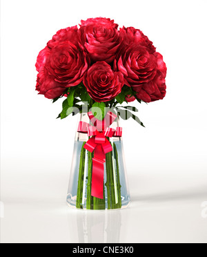 Glas-Vase voller grosse rote Rosen mit Band. Auf weißen reflektierenden Oberfläche und weißen Hintergrund. Clipping-Pfad enthalten. Stockfoto