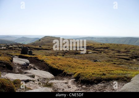 Blick vom Kinder Scout über Grindsbrook mit Blick auf Crowden Head in im Peak District, Derbyshire Stockfoto