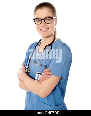 Ärztin, die lächelnd auf einem weißen Hintergrund isoliert Stockfoto