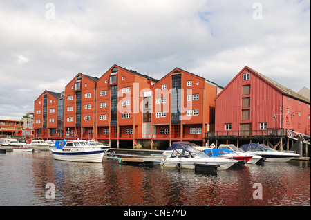 Lager auf Stelzen über den Fluss in Trondheim wiederhergestellt. Stockfoto