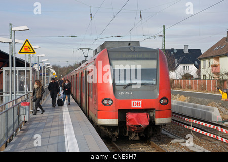 RB48 (Regionalzug) Ankunft in Leichlingen, wo der Bahnhof derzeit renoviert wird, Deutschland. Stockfoto