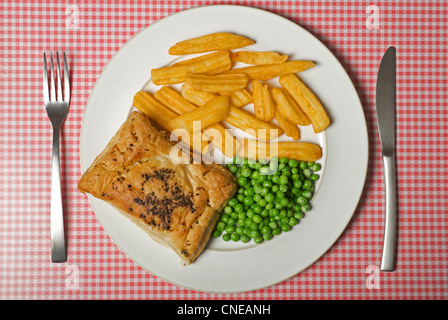 Lachs de Rolle (Waitrose Eigenmarke) Ofen Chips und gefrorene Erbsen Stockfoto