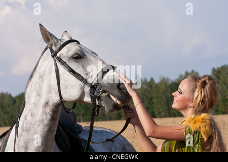 Pferd und Butiful Frau von Angesicht zu Angesicht Stockfoto