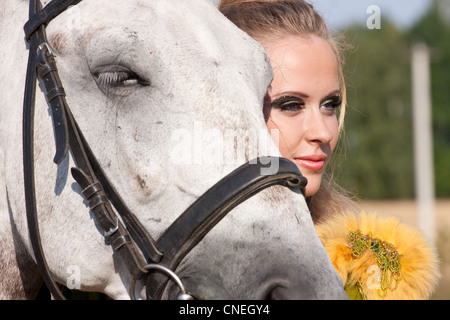 Pferd und Butiful Frau von Angesicht zu Angesicht Stockfoto